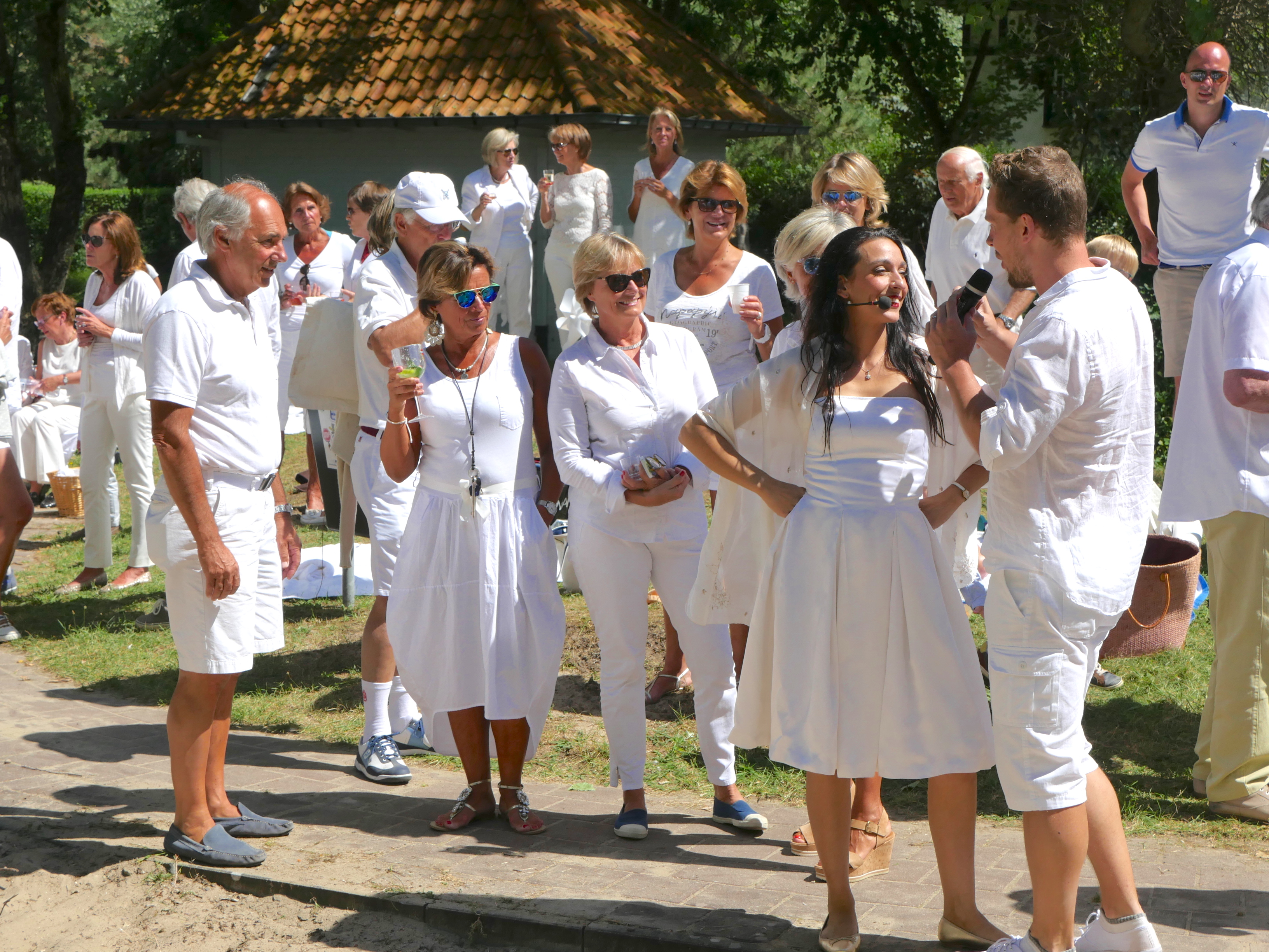 WHITE PICNIC MUSICAL